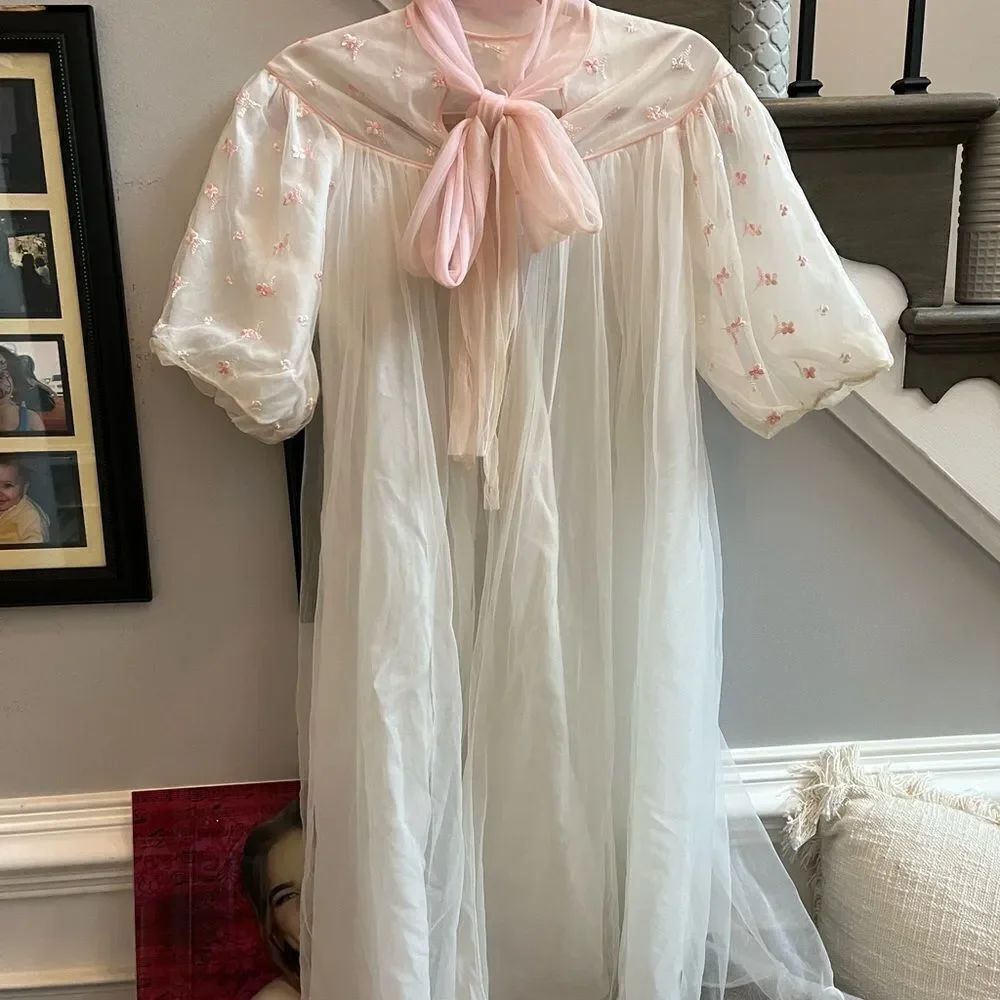 Vintage White & Pink Chiffon Puff Sleeve Bow Neck Robe sz 12